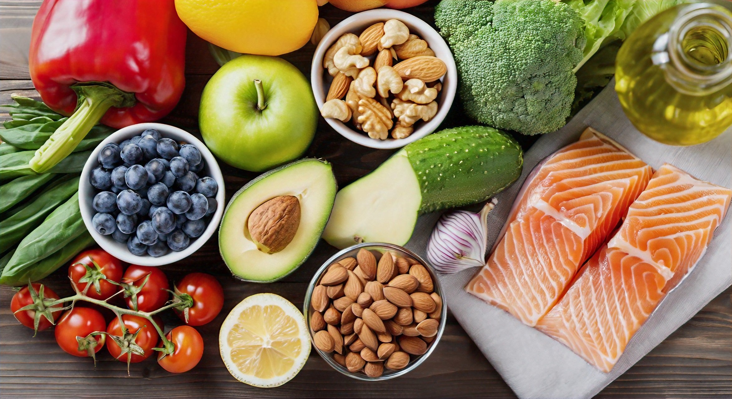 Assortiment de 10 aliments essentiels pour athlètes, incluant bananes, amandes, saumon, et épinards, pour une nutrition sportive optimale.