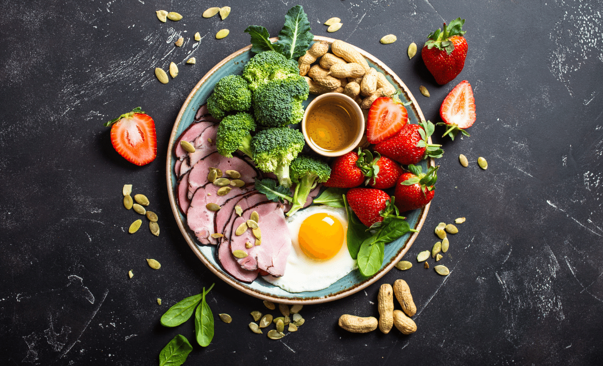 Table colorée garnie de fruits frais, légumes, grains entiers et protéines maigres, illustrant une alimentation équilibrée et saine.