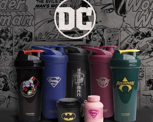 Collection variée d'accessoires de musculation et fitness, incluant ceintures, gants, ballons de gym et tapis de yoga.