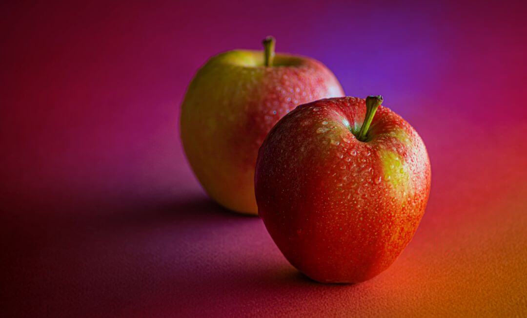 Pommes fraiches et juteuses sur un fond rose