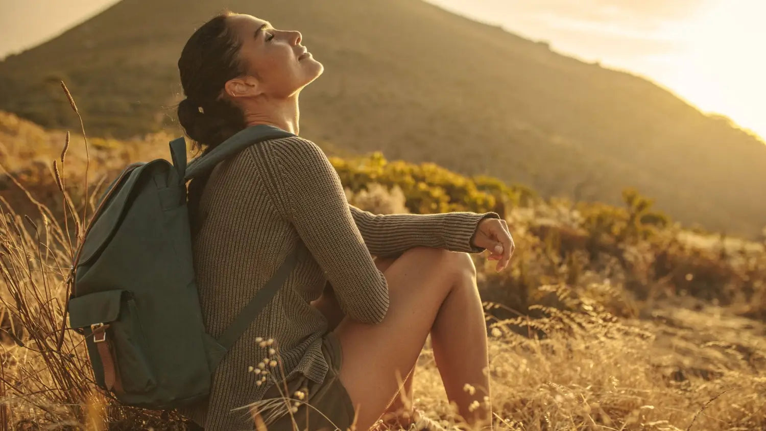 Femme en pleine relaxation dans la nature – Bienfaits d'Ashwagandha HIRO.LAB