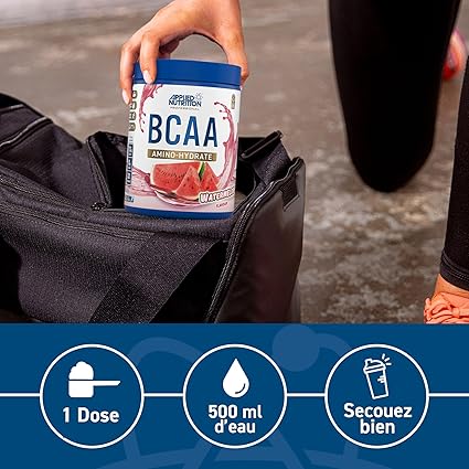 BCAA Amino Hydrate saveur pastèque Applied Nutrition dans un sac de sport, visuel lifestyle