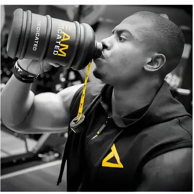 Athlète musculation buvant dans la Dedicated Waterjug – gourde sport 2,2 L Team Dedicated