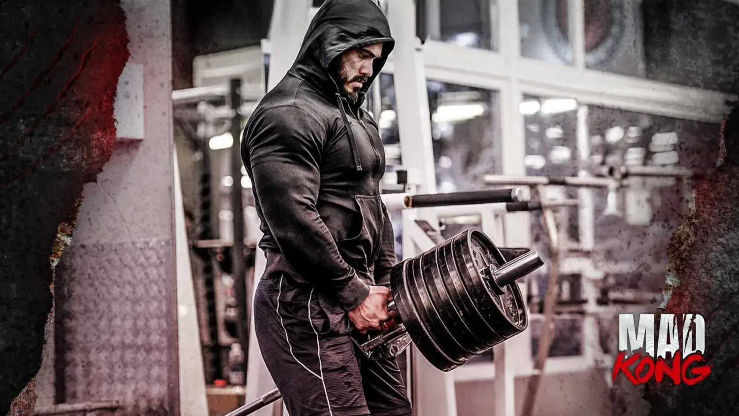 Mad Kong – Pré-workout explosif de Hiro.Lab | Athlète musclé en salle de sport soulevant une charge lourde, symbolisant puissance, énergie et intensité d'entraînement.