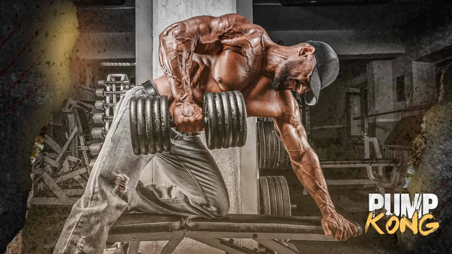Athlète ultra-musclé en pleine séance d'entraînement intense, réalisant un haltère d'aviron lourd. Illustration de la puissance et de l'effet pompe musculaire procuré par Pump Kong Hiro.Lab