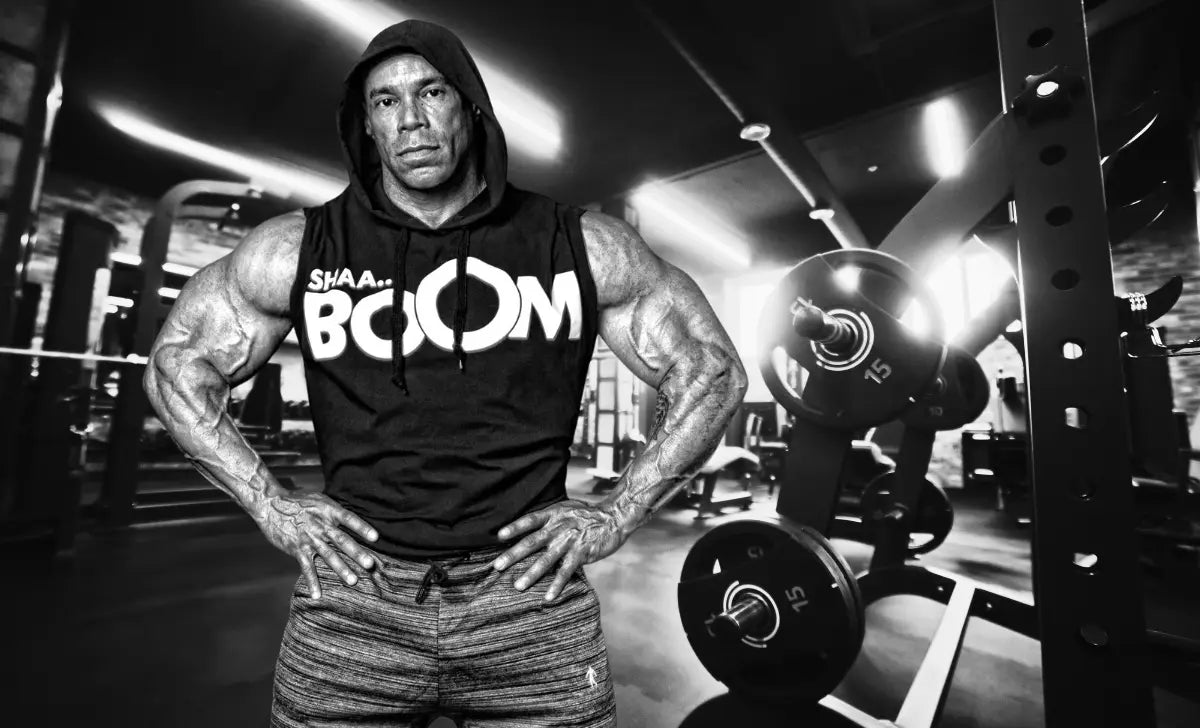 Kevin Levrone en salle de musculation – ambassadeur Silver Line – complément Water Out pour sèche et définition musculaire