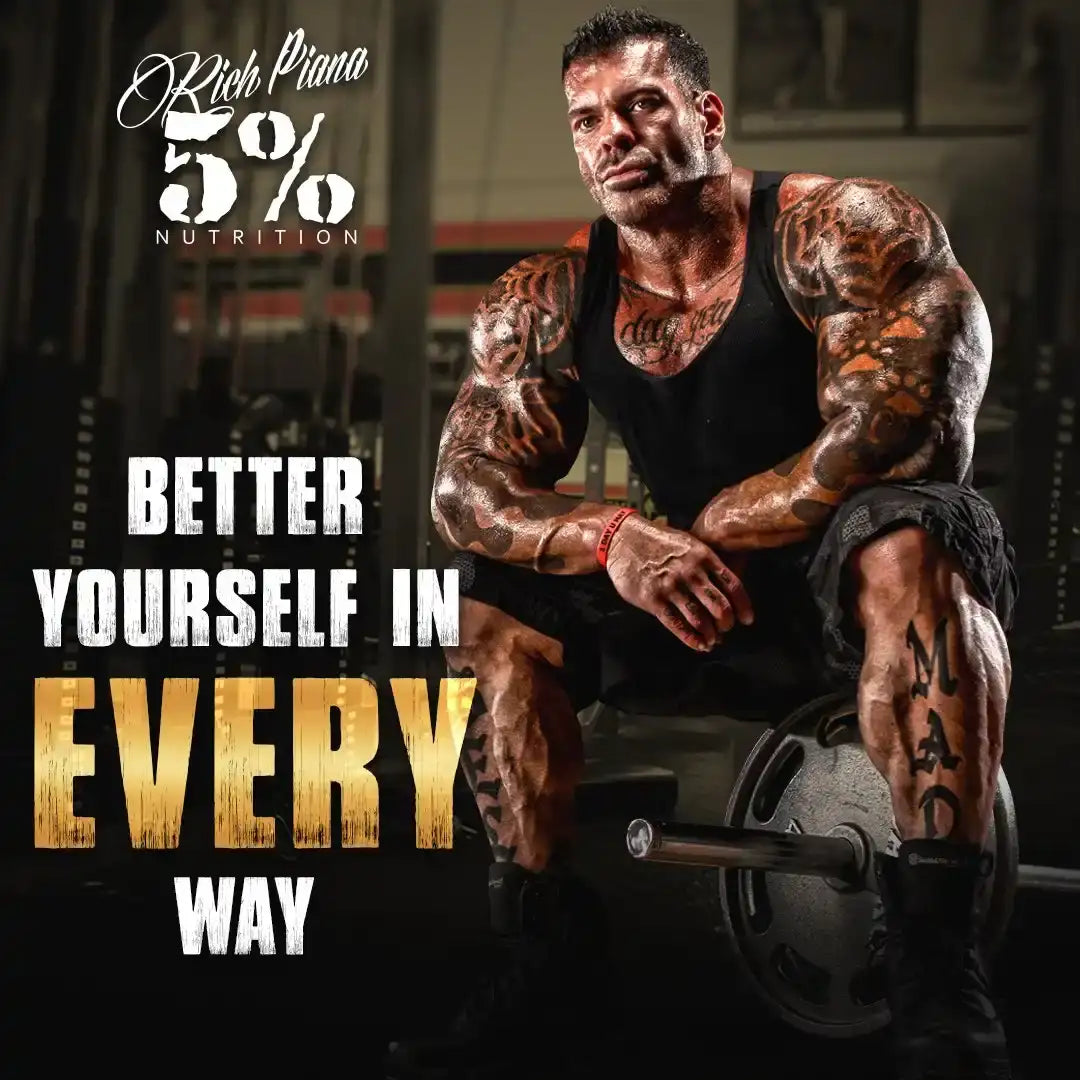Homme musclé avec des tatouages.